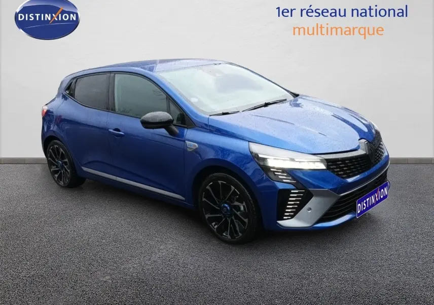 Renault Clio 1.6 E-TECH 145ch hybride bleu Iron Metal vue 3/4 avant droit avec jantes noires et feux allumés.