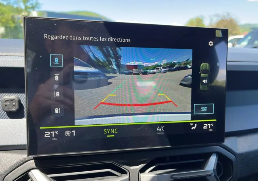 Écran tactile intérieur montrant la caméra multiview du Dacia Bigster 2025 avec vue arrière en parking.