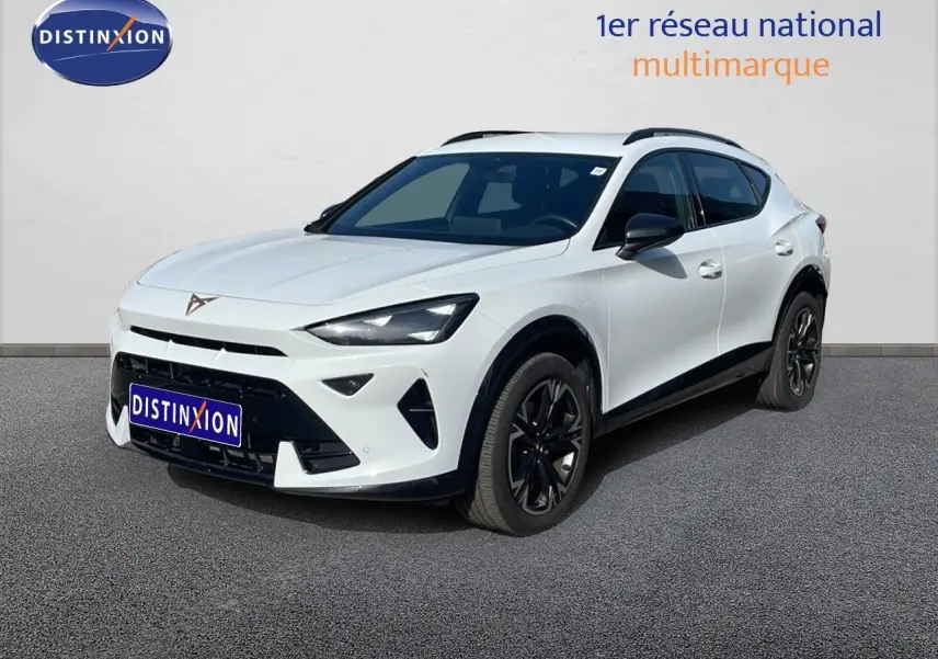 Vue 3/4 avant droite d'un CUPRA Formentor blanc neige métal avec jantes noires et détails noirs contrastants.