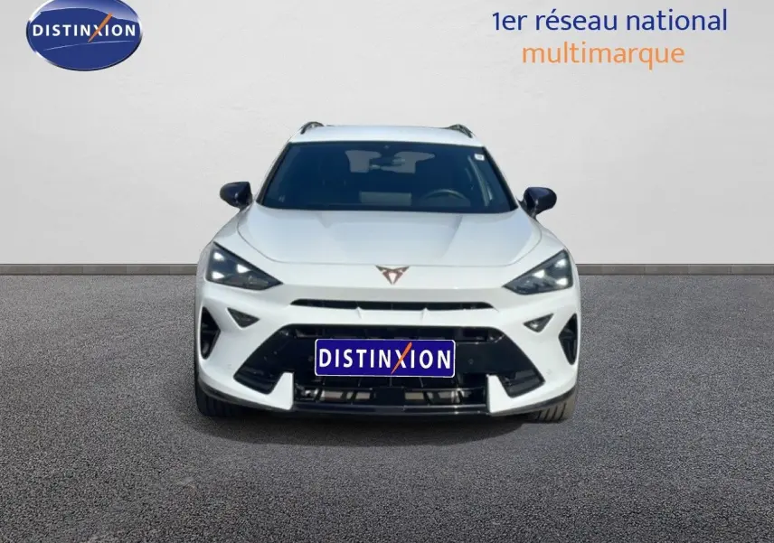 Vue frontale d'un CUPRA Formentor blanc neige métal 2025 avec calandre noire et logo distinctif au centre.