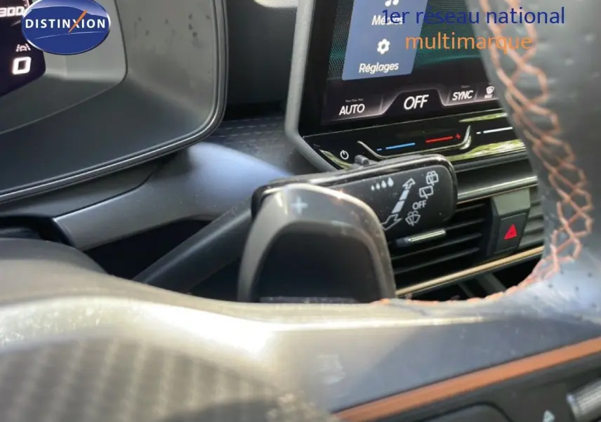 Gros plan sur la commande de régulateur de vitesse derrière le volant cuir noir à surpiqûres orange du CUPRA Formentor 2025.