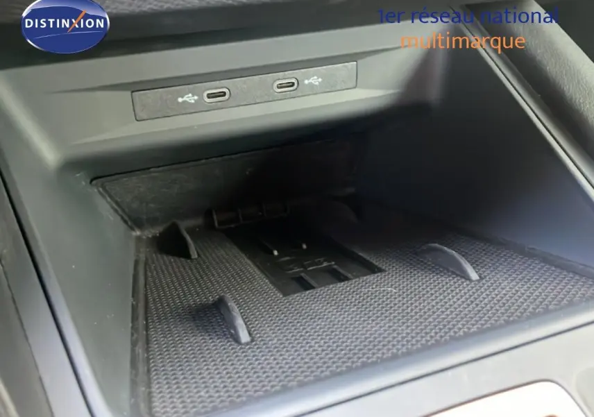 Gros plan sur le compartiment de rangement central avec ports USB-C dans une CUPRA Formentor blanc neige métal 2025.