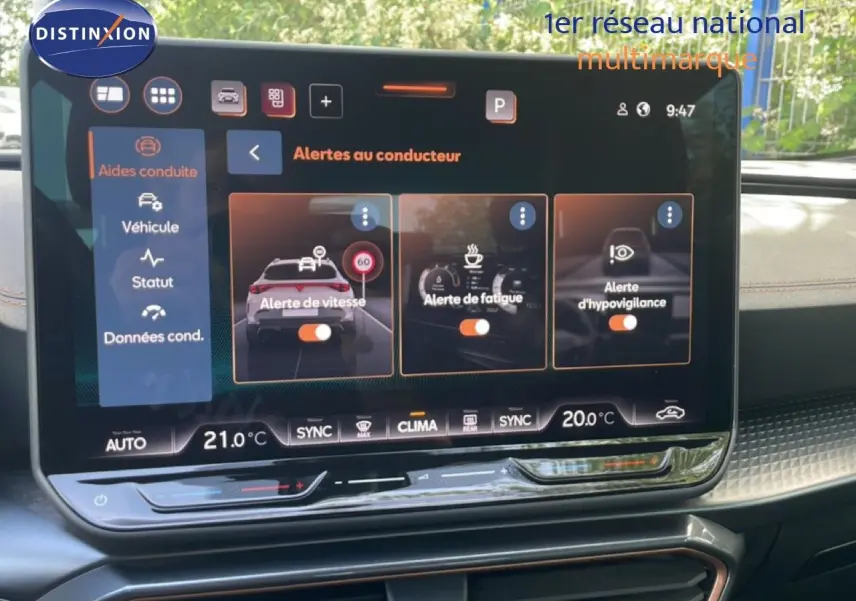 Écran tactile intérieur du tableau de bord du CUPRA Formentor 2025 affichant les alertes au conducteur.