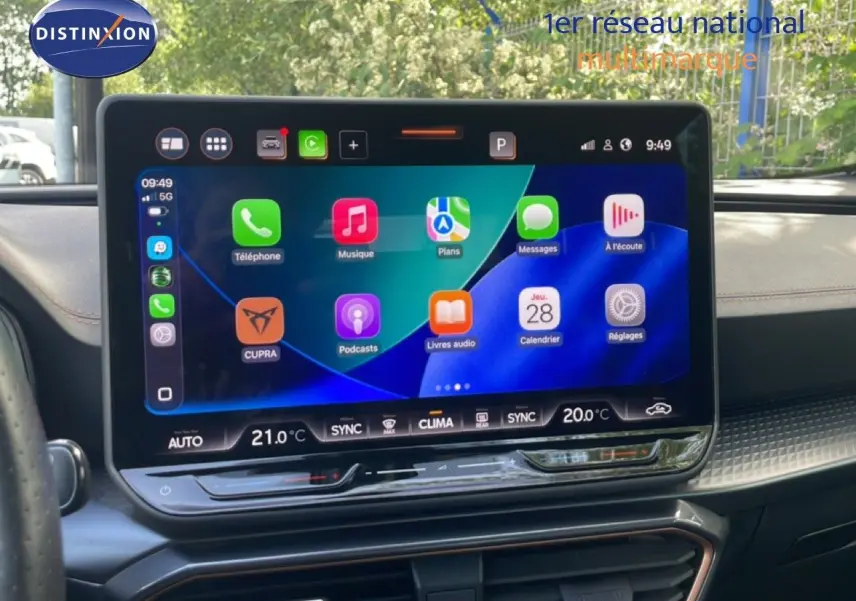 Vue intérieure du tableau de bord de la CUPRA Formentor 2025 avec écran tactile central affichant les applications connectées.