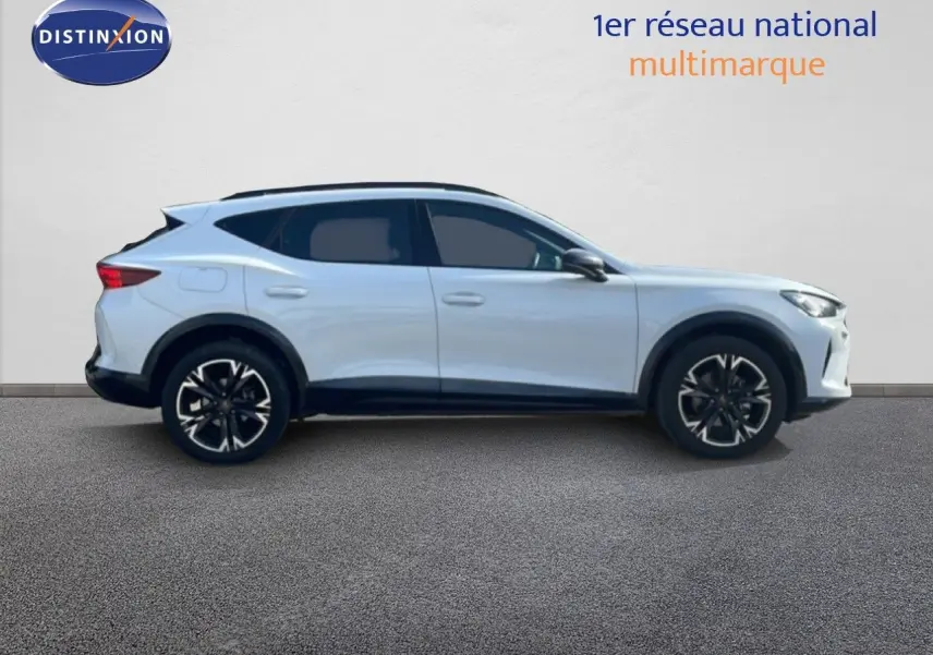 Vue de profil côté gauche d'un CUPRA Formentor blanc neige métal avec jantes noires et détails sportifs.