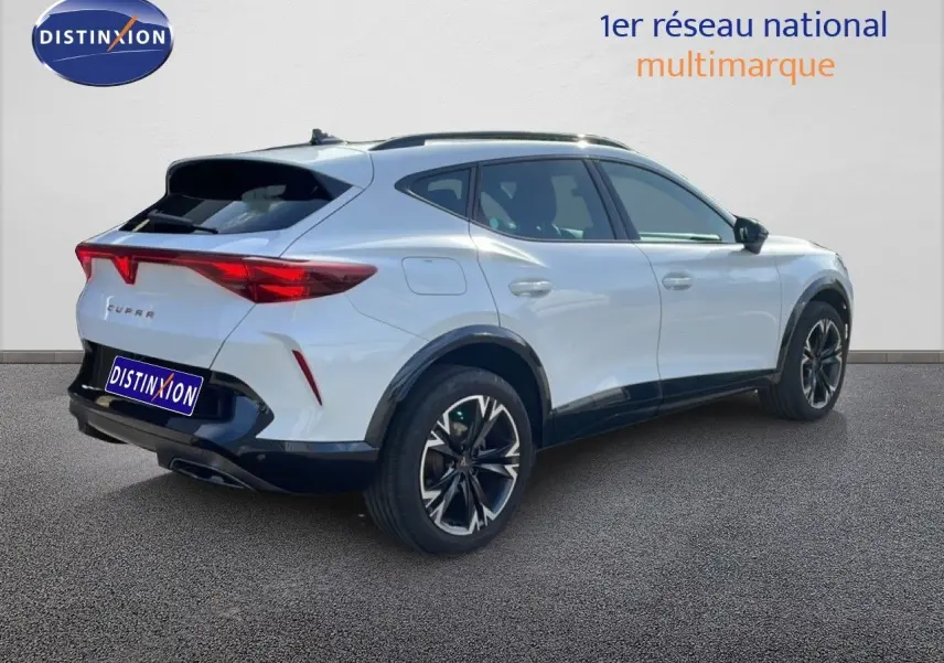 Vue 3/4 arrière droite du CUPRA Formentor blanc neige métal avec jantes noires et feux arrière LED distinctifs.