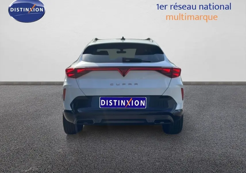 Vue arrière d'une CUPRA Formentor blanc neige métal 2025 avec feux LED reliés et double sortie d'échappement noire.