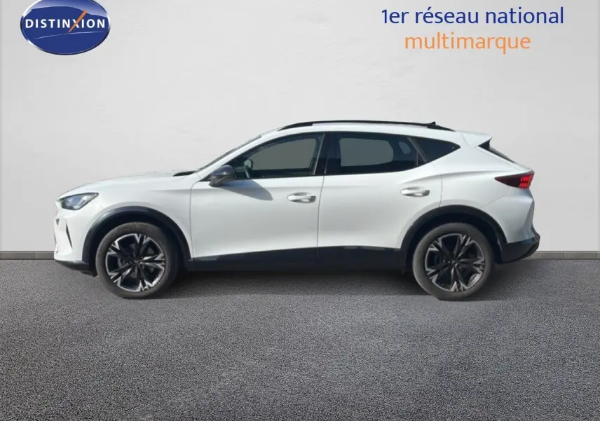 Profil droit du CUPRA Formentor blanc neige métal 2025 avec jantes noires et toit panoramique.