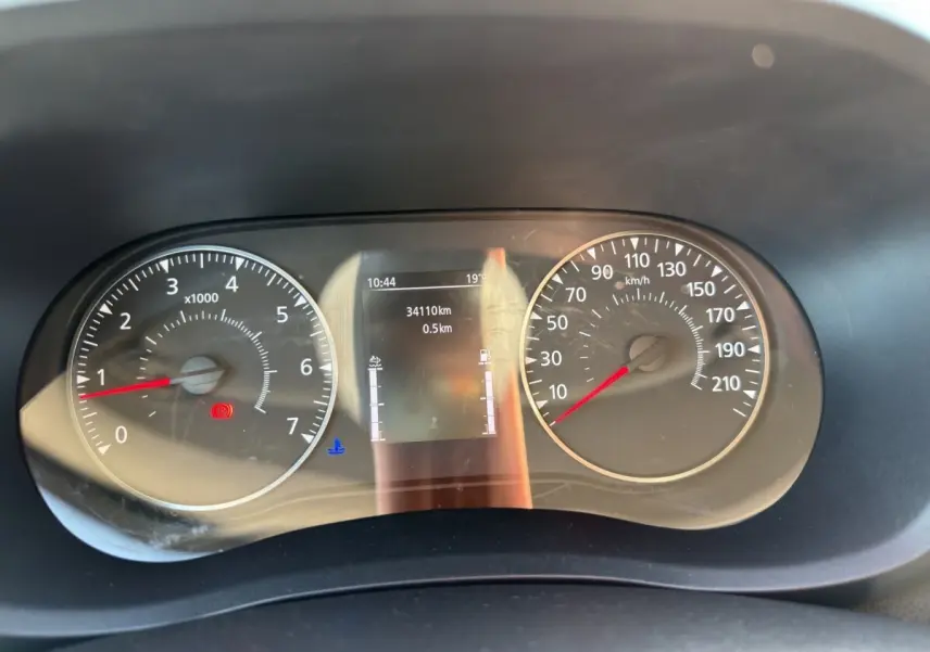 Tableau de bord du Nissan Interstar 2024 avec compte-tours, compteur de vitesse et écran digital central.