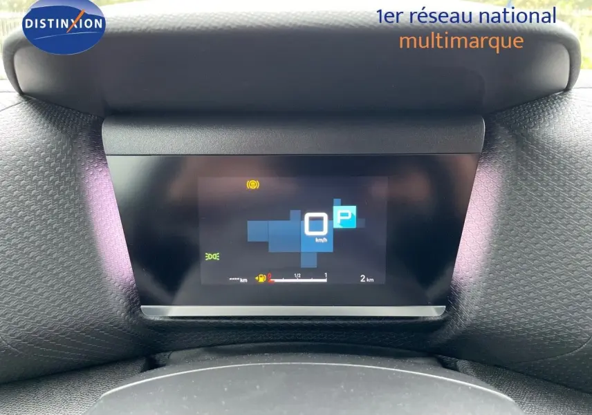 Affichage numérique du tableau de bord de la Citroën C4 blanche métal 2024, montrant la vitesse à 0 km/h et le mode parking activé.