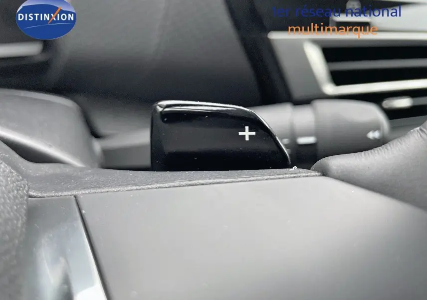 Gros plan sur la palette de changement de vitesse "+" côté droit du volant d'une Citroën C4 blanche 2024.