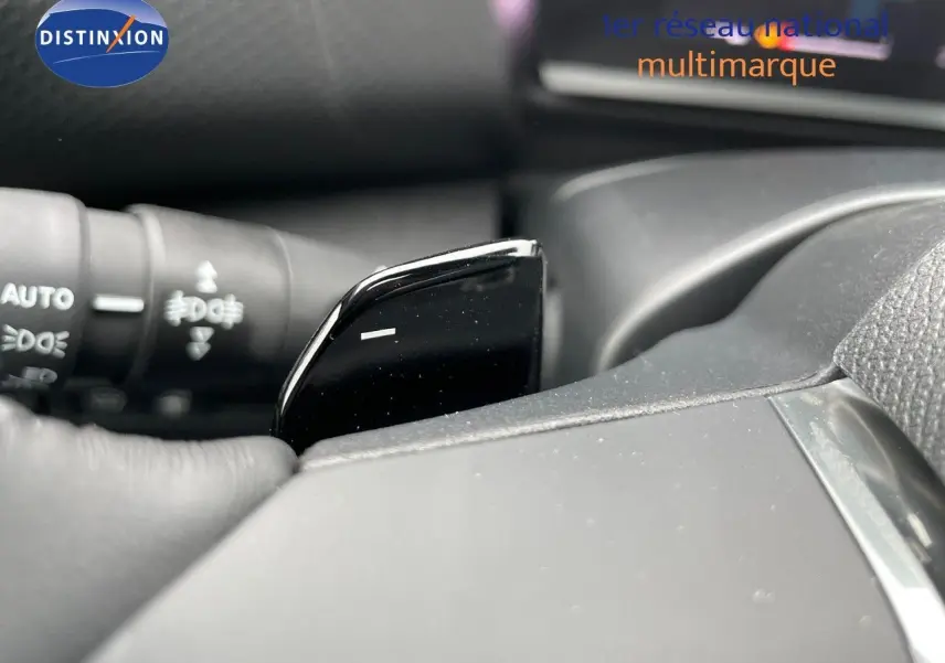 Gros plan sur la palette de changement de vitesse noire à gauche du volant du Citroën C4 blanc métal 2024.