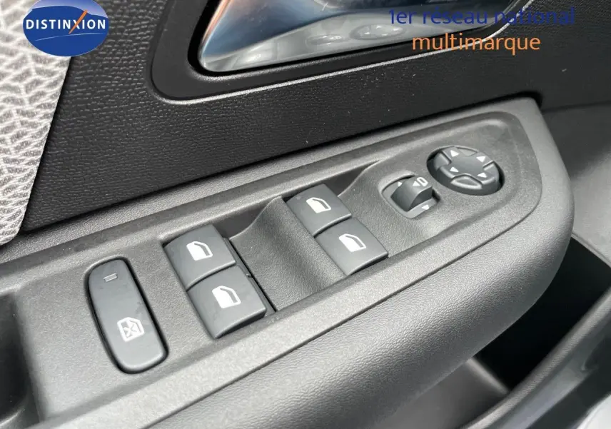 Panneau de commandes des vitres et rétroviseurs côté conducteur d'une Citroën C4 blanche métal 2024.