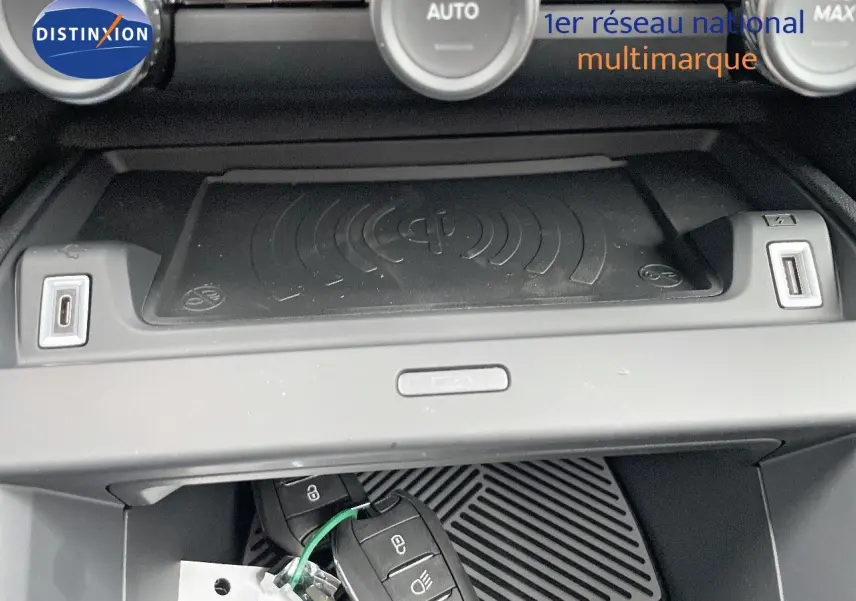 Gros plan sur la console centrale de la Citroën C4 blanche métal 2024, avec clés et ports USB visibles