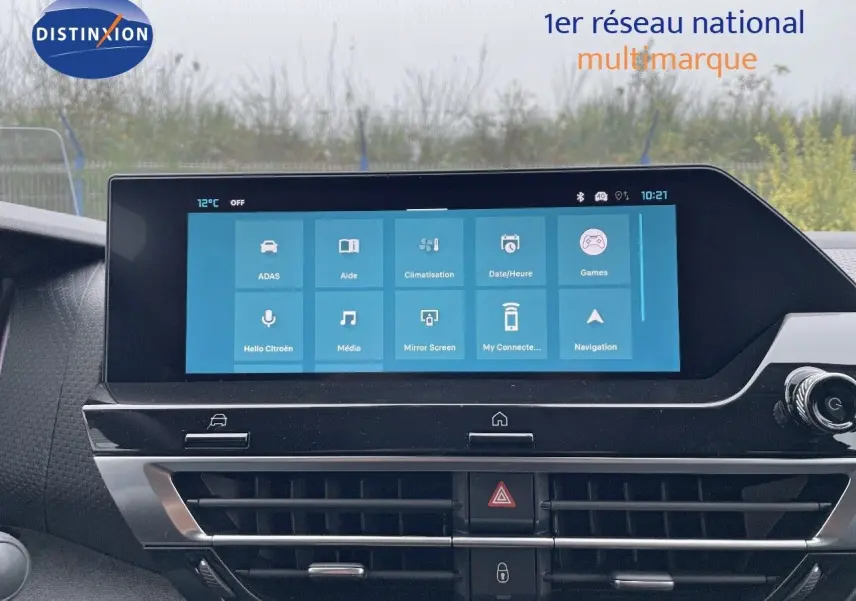 Écran tactile central affichant les menus multimédia et navigation dans l'habitacle d'une Citroën C4 2024.