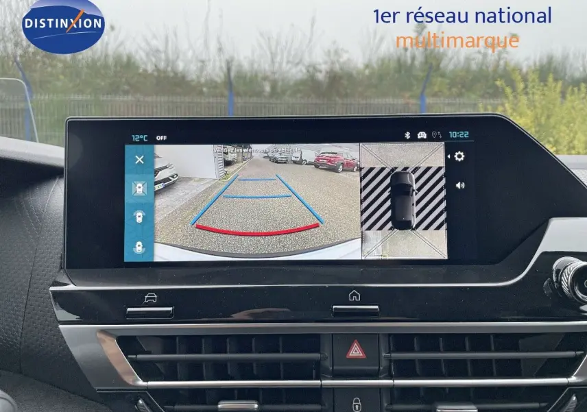 Écran central de la Citroën C4 blanche 2024 montrant la caméra de recul avec vue arrière et vue 360° du véhicule.