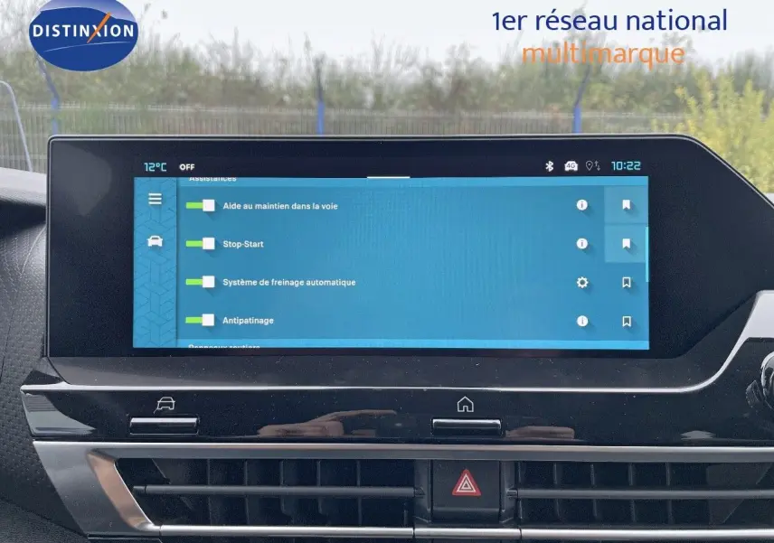 Écran tactile central affichant les aides à la conduite dans l'habitacle d'une Citroën C4 blanche métal 2024.