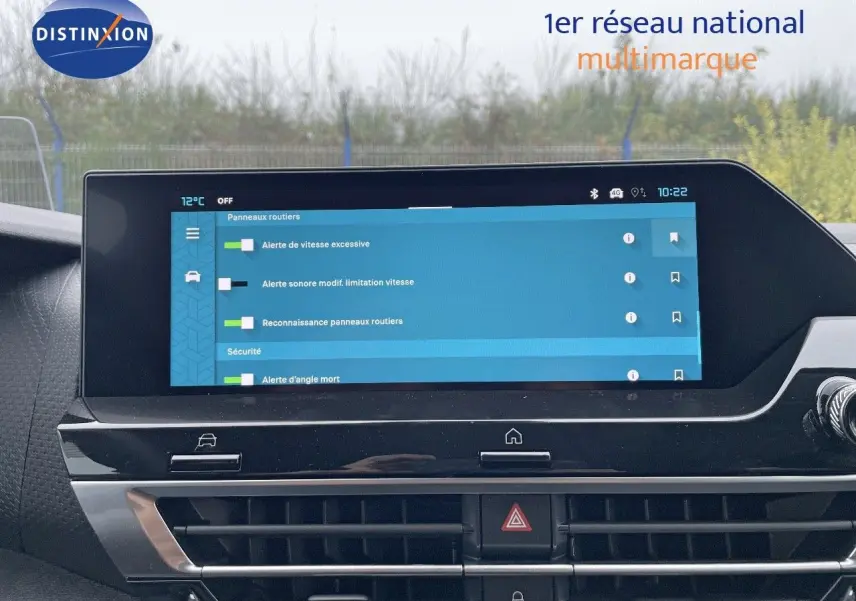Écran tactile central affichant les alertes de sécurité dans l'habitacle d'une Citroën C4 blanche métal 2024.