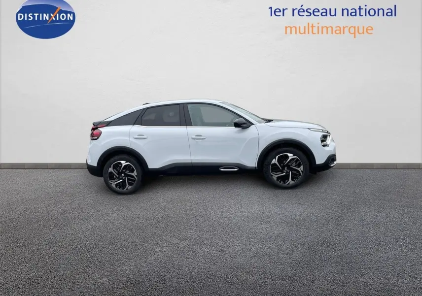 Profil latéral droit d'une Citroën C4 blanche métallisée 2024 avec jantes noires bicolores et toit noir contrasté.