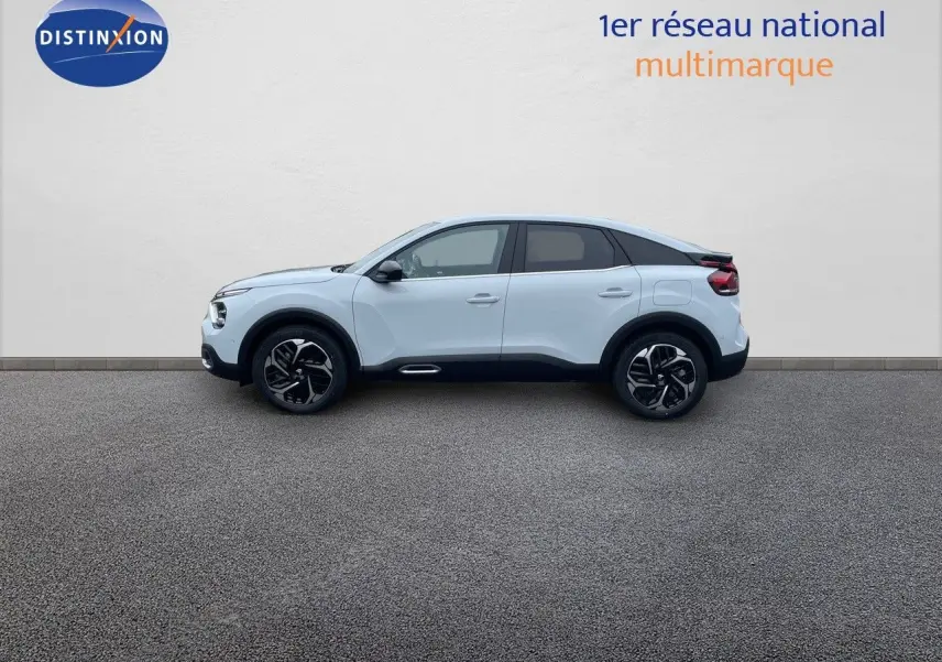 Profil côté gauche d'une Citroën C4 blanche métal 2024 avec jantes noires et toit noir contrasté.