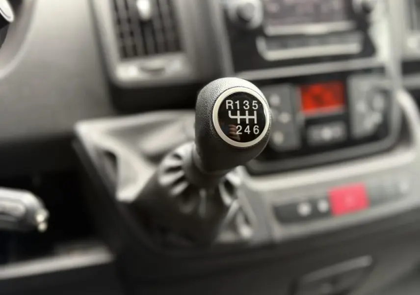 Le levier de vitesses manuel noir en gros plan dans l'habitacle d'un Opel Movano Fourgon 2023.