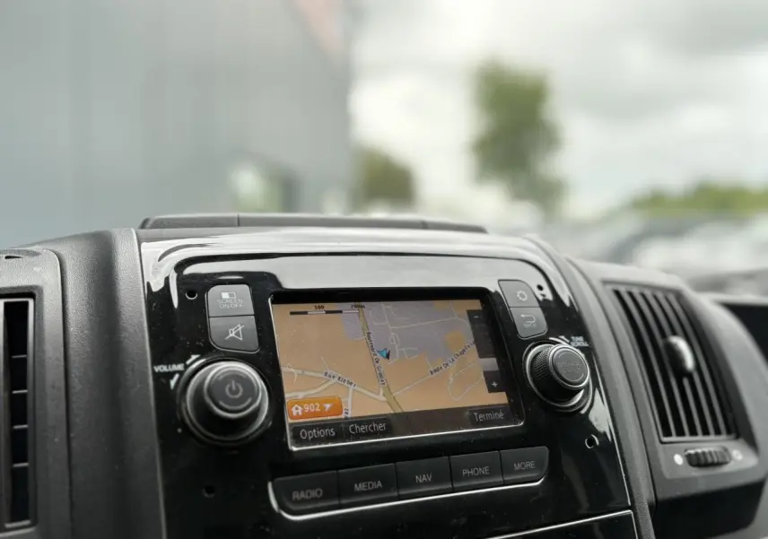 Écran tactile multimédia avec navigation visible sur le tableau de bord noir de l'Opel Movano Fourgon 2023.