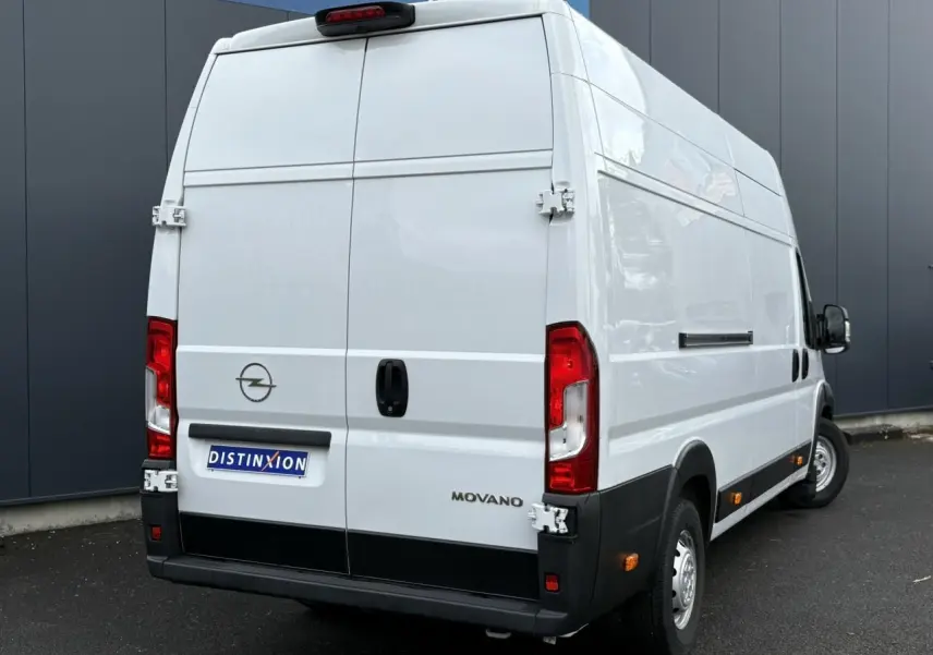 Vue 3/4 arrière droite d'un utilitaire Opel Movano Fourgon blanc avec portes arrière battantes et feux rouges visibles.