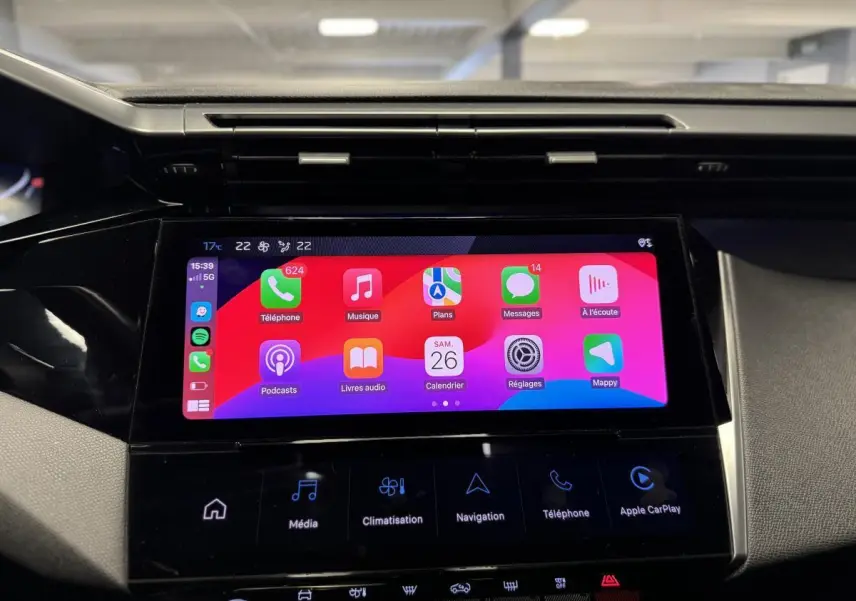 Écran tactile central 10 pouces allumé dans l'habitacle d'une Peugeot 308 SW gris, vue frontale rapprochée.