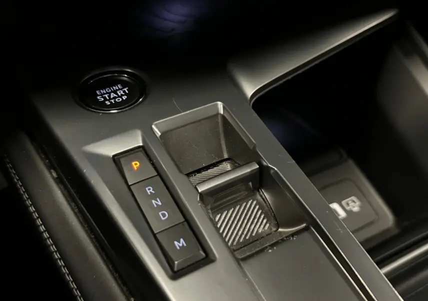 Gros plan sur la console centrale de la Peugeot 308 SW gris, avec bouton start/stop et commande de boîte auto.