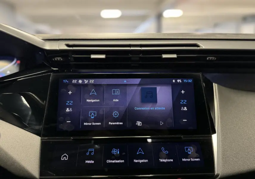 Écran tactile central du tableau de bord de la Peugeot 308 SW gris, affichant les menus de navigation et climatisation.
