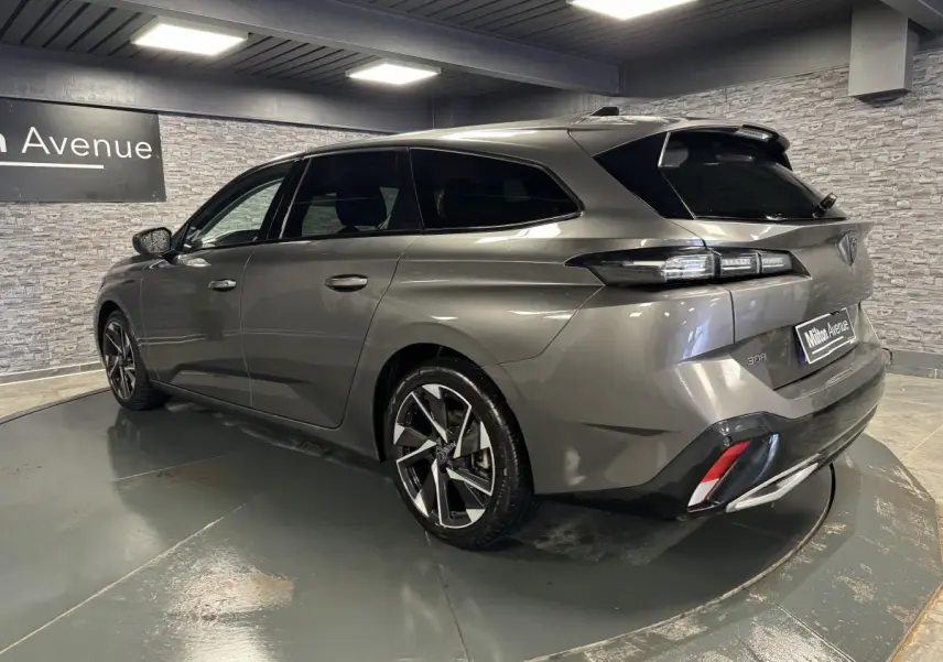 Peugeot 308 SW gris métallisé vue 3/4 arrière droit avec jantes alliage 17'' et feux arrière LED distinctifs.