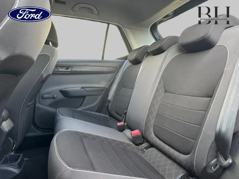 Vue intérieure côté droit sur la banquette arrière en tissu noir satin et gris de la Skoda Fabia gris météore 2021.