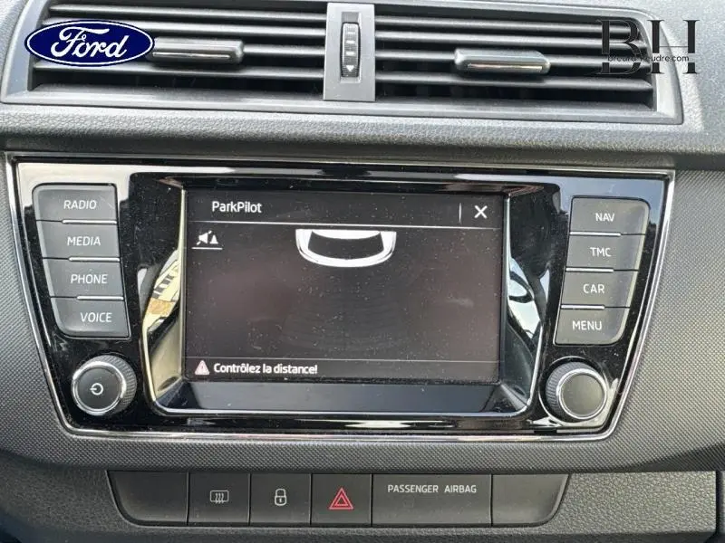 Écran tactile central avec affichage ParkPilot dans l'habitacle d'une Skoda Fabia gris météore, vue de face rapprochée.