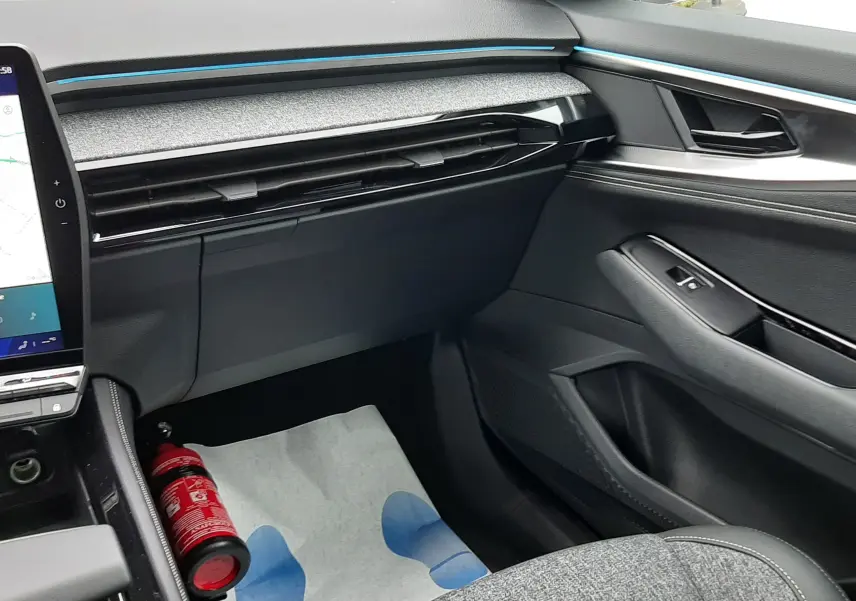 Vue intérieure côté passager du Renault Austral Ph.2 gris schiste, avec tableau de bord moderne et détails bleutés.