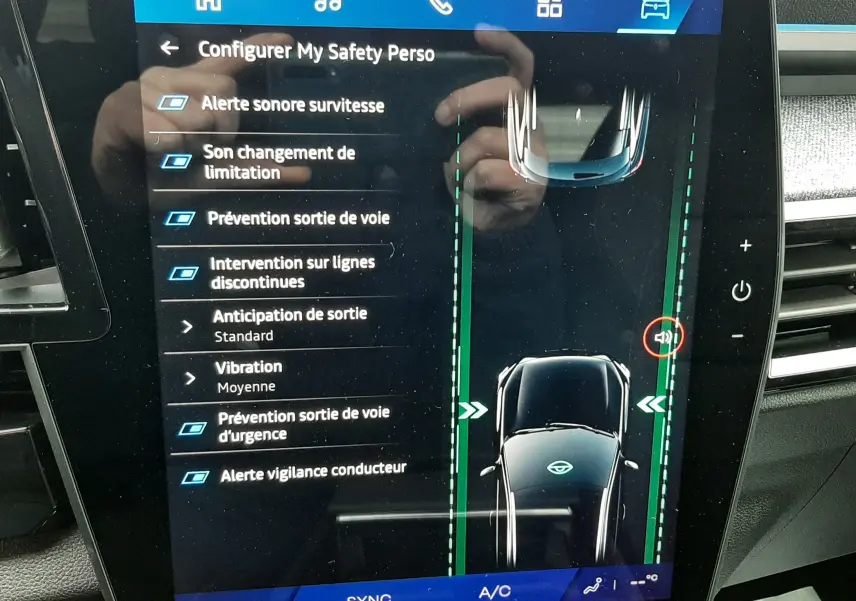 Écran tactile intérieur du Renault Austral Ph.2 affichant les réglages d'aide à la conduite et la prévention de sortie de voie.