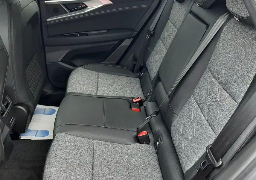 Vue intérieure côté droit des sièges arrière gris et noir du Renault Austral Ph.2 hybride, avec ceintures et appuie-têtes visibles.