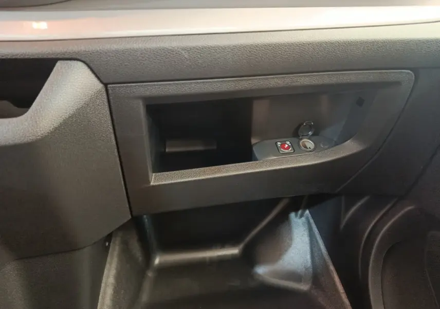 Détail du rangement intérieur noir côté passager du Citroën Jumpy 2025 avec commande de verrouillage.
