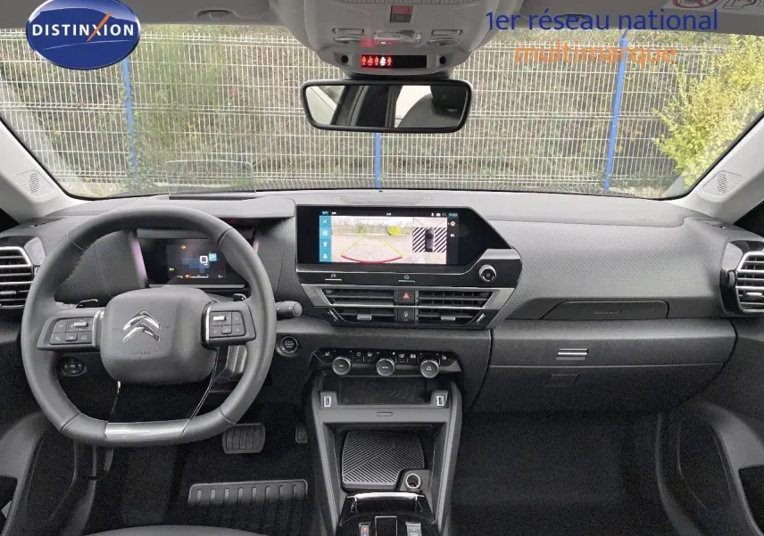 Intérieur de la Citroën C4 2024, vue frontale du tableau de bord avec écran tactile affichant la caméra de recul.
