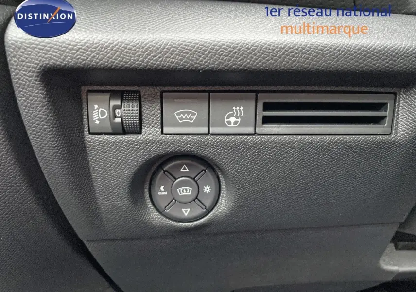 Détail du tableau de bord côté gauche avec commandes des phares, dégivrage et réglage des rétroviseurs sur Citroën C4 gris platinium.