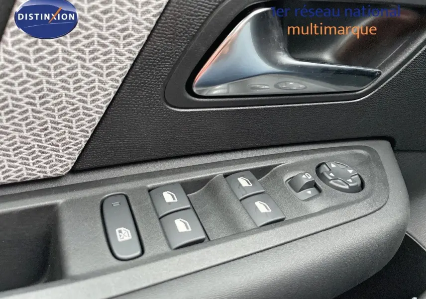 Commande des vitres et réglage des rétroviseurs côté gauche dans l'habitacle d'une Citroën C4 gris platinium 2024.