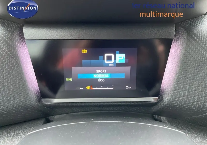 Affichage numérique du tableau de bord de la Citroën C4 gris platinium, montrant les modes de conduite Sport, Normal et Éco.