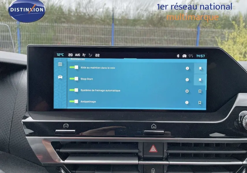 Écran tactile central affichant les aides à la conduite dans l'habitacle d'une Citroën C4 gris platinium 2024.