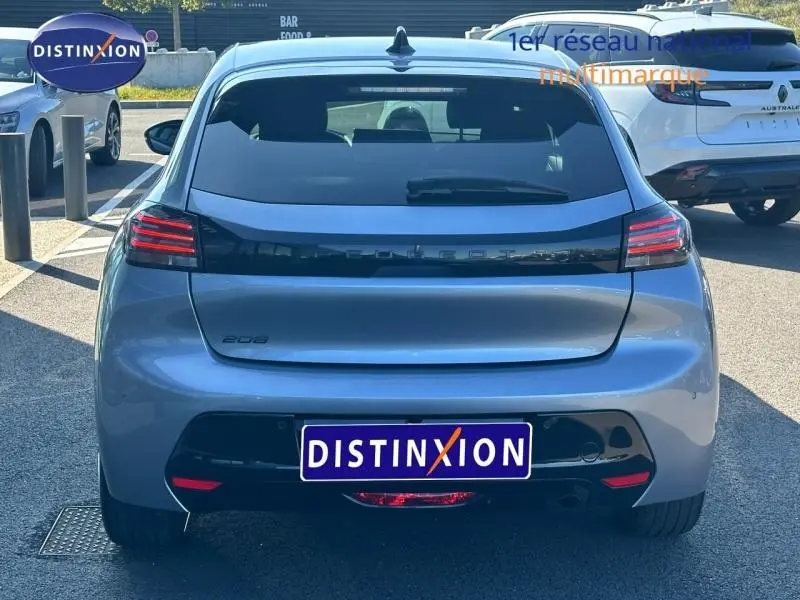 Vue arrière d'une Peugeot 208 gris métallisé 2024 avec feux LED et logo distinctif sur le hayon.