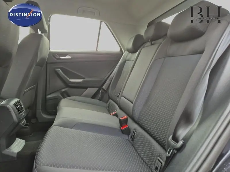 Banquette arrière en tissu gris du Volkswagen T-Roc 1.0 TSI 110ch United vue côté droit avec ceintures et appuie-têtes.