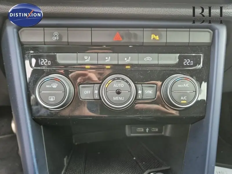 Panneau de commande de climatisation automatique bi-zone du Volkswagen T-Roc gris, avec réglages et affichages numériques.