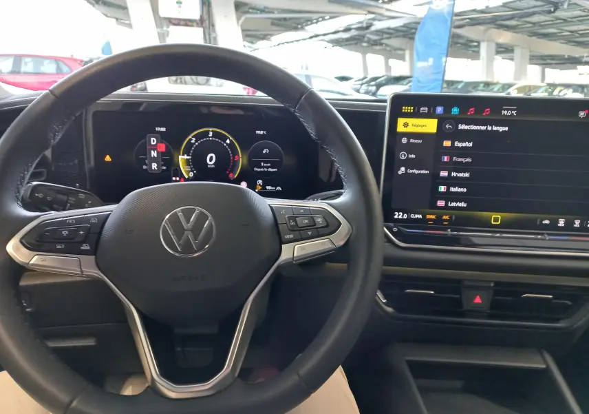 Vue intérieure du volant multifonction et tableau de bord numérique du Volkswagen Tiguan 2025, ambiance moderne et connectée