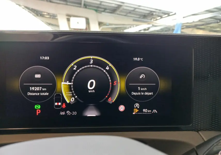 Tableau de bord numérique du Volkswagen Tiguan 2025 affichant la vitesse à zéro et la température extérieure à 19°C