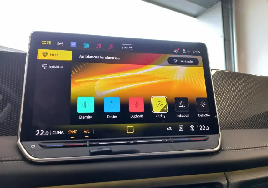 Écran tactile central du Volkswagen Tiguan 2025 affichant les options d'ambiances lumineuses avec interface moderne.