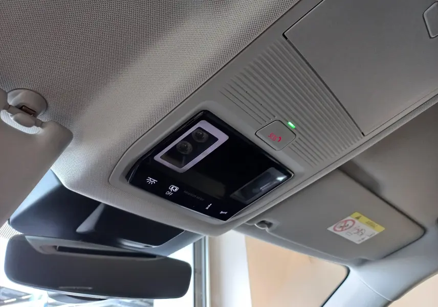 Détail de la visière pare-soleil côté conducteur du Volkswagen Tiguan 2025 avec intérieur gris clair.