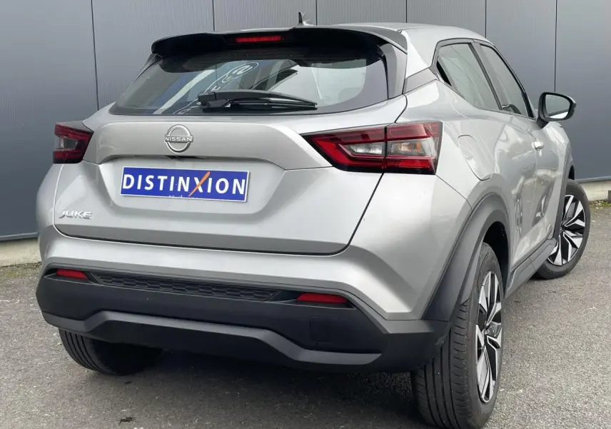 Vue 3/4 arrière droite du Nissan Juke 2024 gris silver avec feux arrière LED et jantes alliage distinctives.